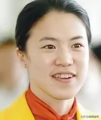 主持人问马龙：“在国乒队里，你最怕的人是谁？是不是刘国梁？”马龙摇摇头：“不是，