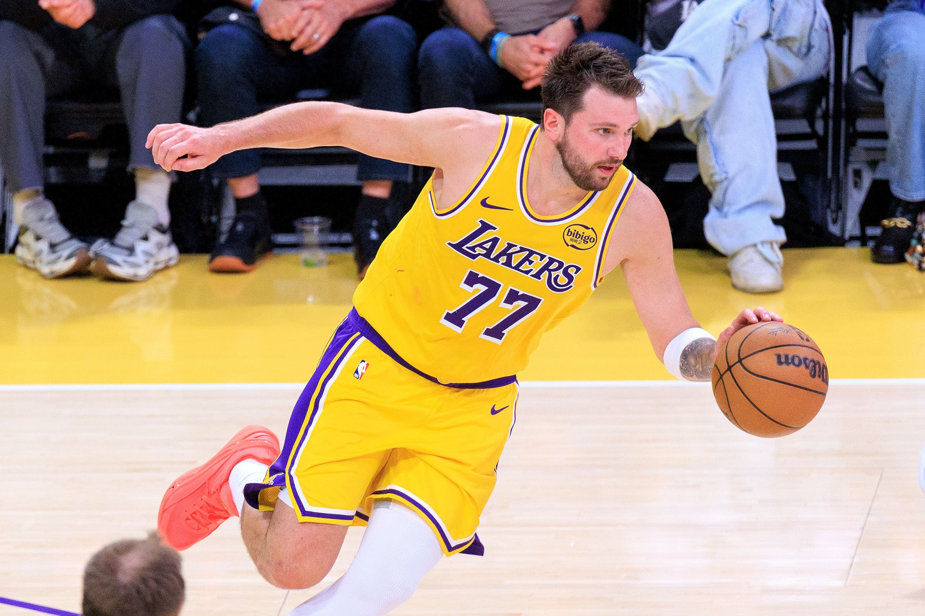 【🎉湖人狂揽8连胜，魔术师：季后赛在即，球队状态正酣🏀】今日洛杉矶湖人背靠背