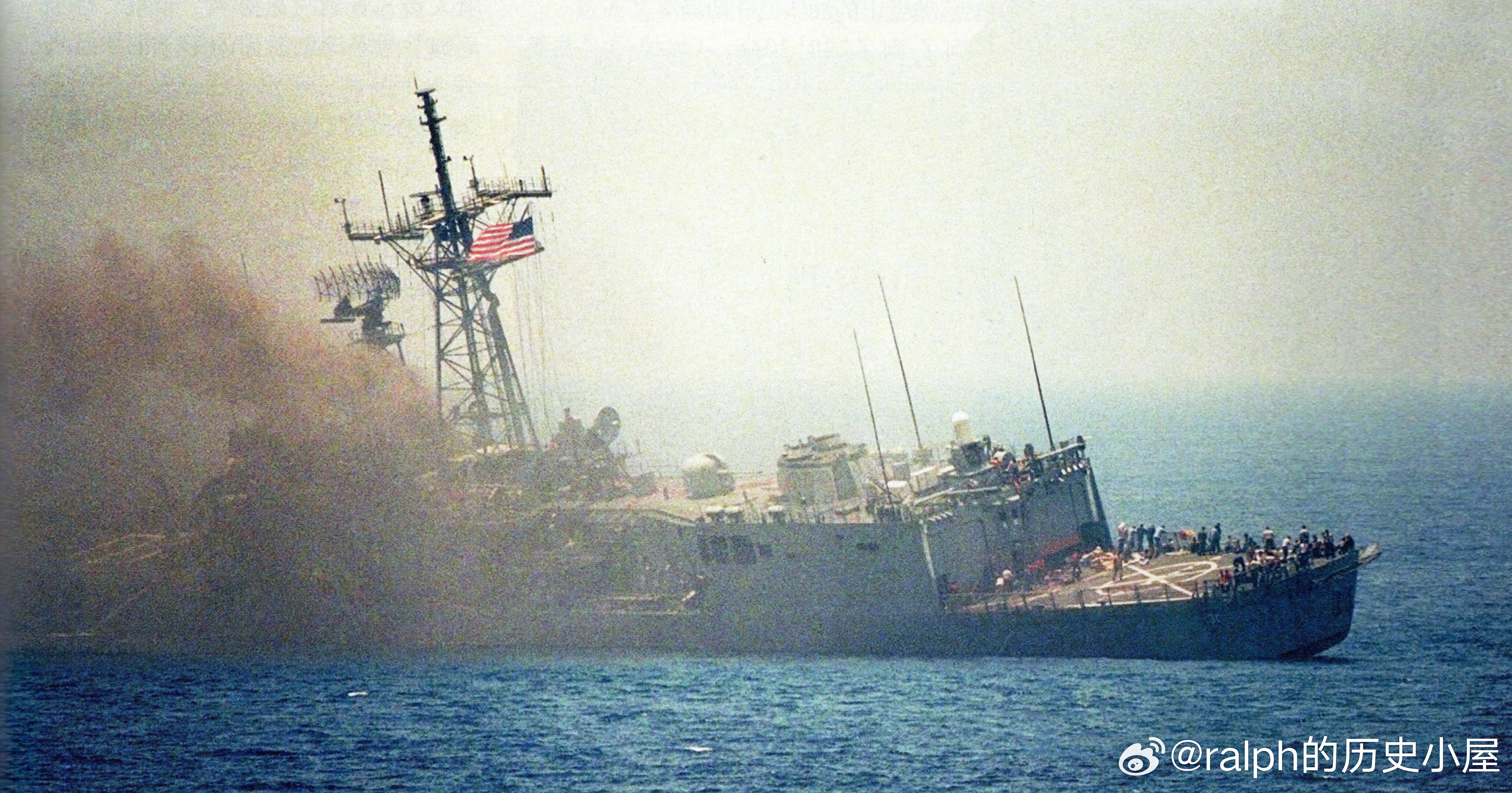 1987年5月18日斯塔克号护卫舰遇袭第二天仍在冒出浓烟，灭火注水加剧了舰体向左
