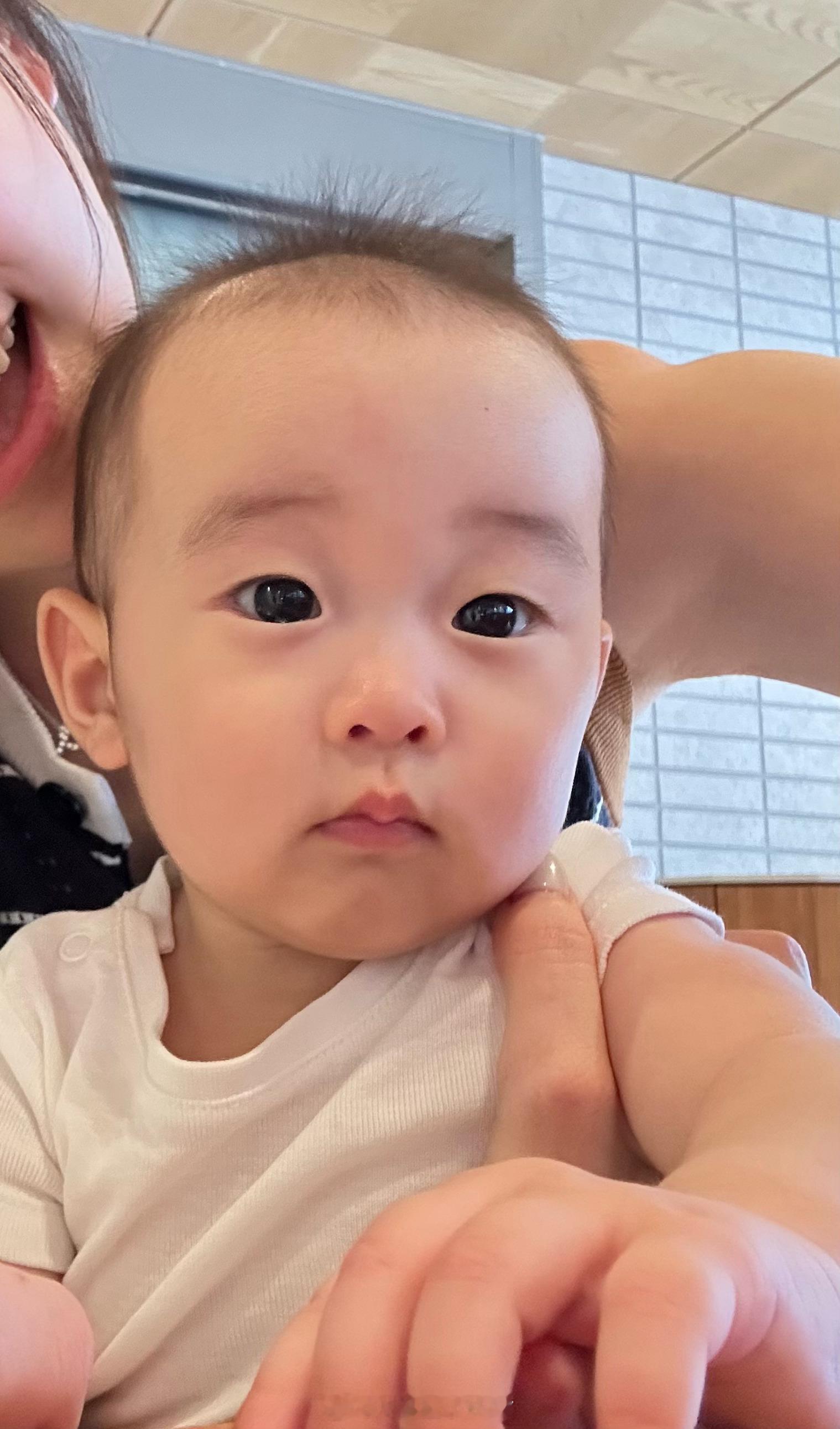 在首尔的咖啡店看到一对年轻夫妇带着小bb，爸爸给宝宝喂奶，bb一直扭头看我，我就