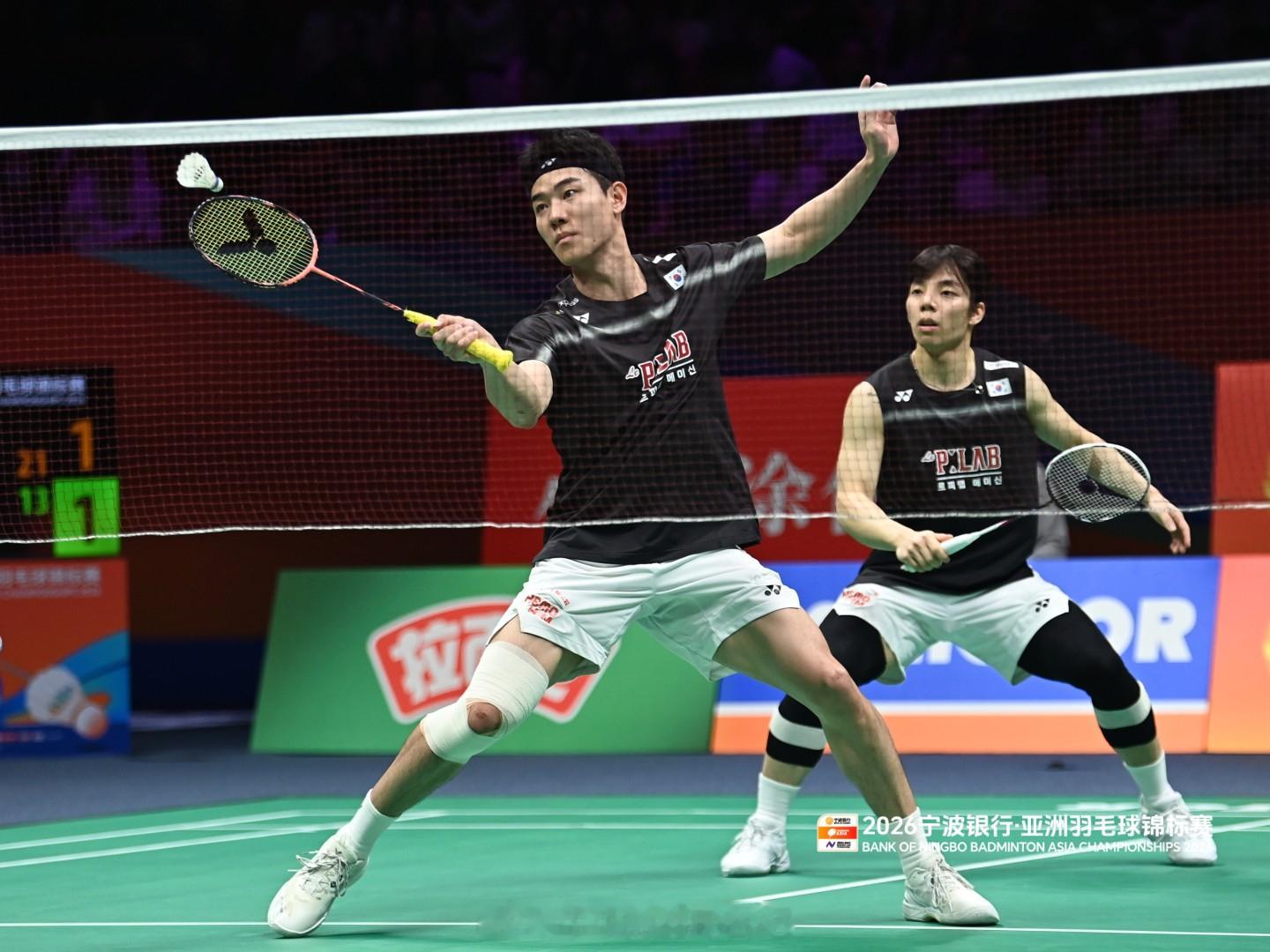 姜敏赫膝盖包得挺紧的可能这就是没去汤杯的原因吧（还有6天就不用忠诚了🫡🫡🫡