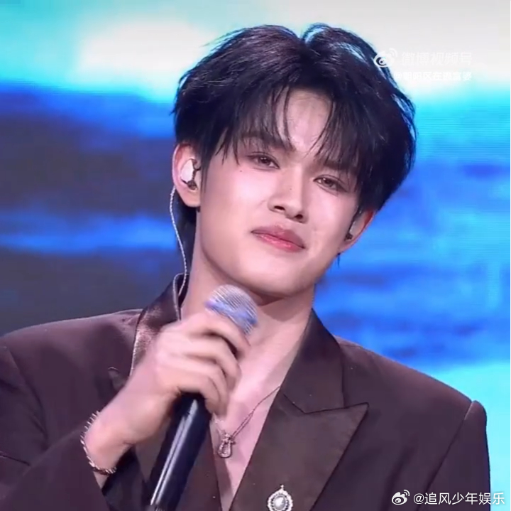 张极唱了周杰伦的歌张极唱新歌 刚听完张极的《烟花易冷》直接去给朋友安利了！他的声