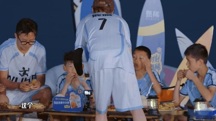 鹿晗一直在上菜鹿晗不吃饭帮小朋友上菜哈哈哈哈哈 整场聚餐过程中，鹿晗的重心都放在