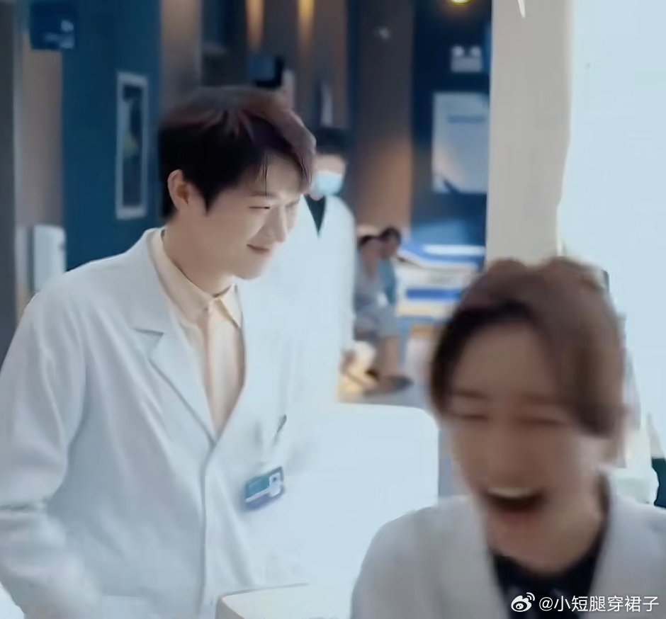 秦岚上个月曾与男子情侣装现身所以姐姐还是玩的花哟，弟弟还这么喜欢，心甘情愿当背景