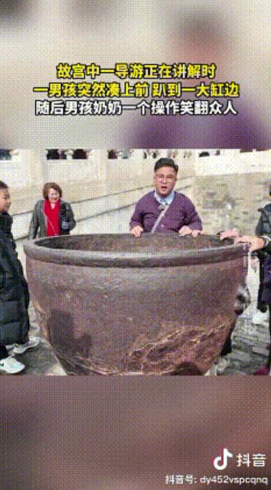 “干得漂亮！”3月5日，北京，一导游正在故宫讲解，一名小男孩突然凑上前，开始攀爬