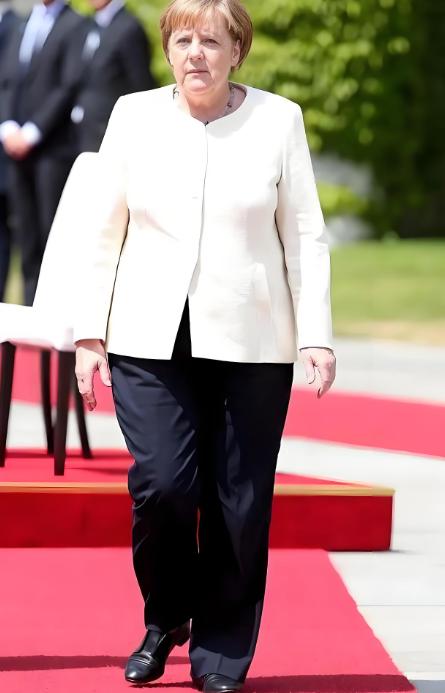 默克尔当年其实有机会终结俄乌冲突，都怪东欧四国的阻止，最终导致了这场悲剧的发生。