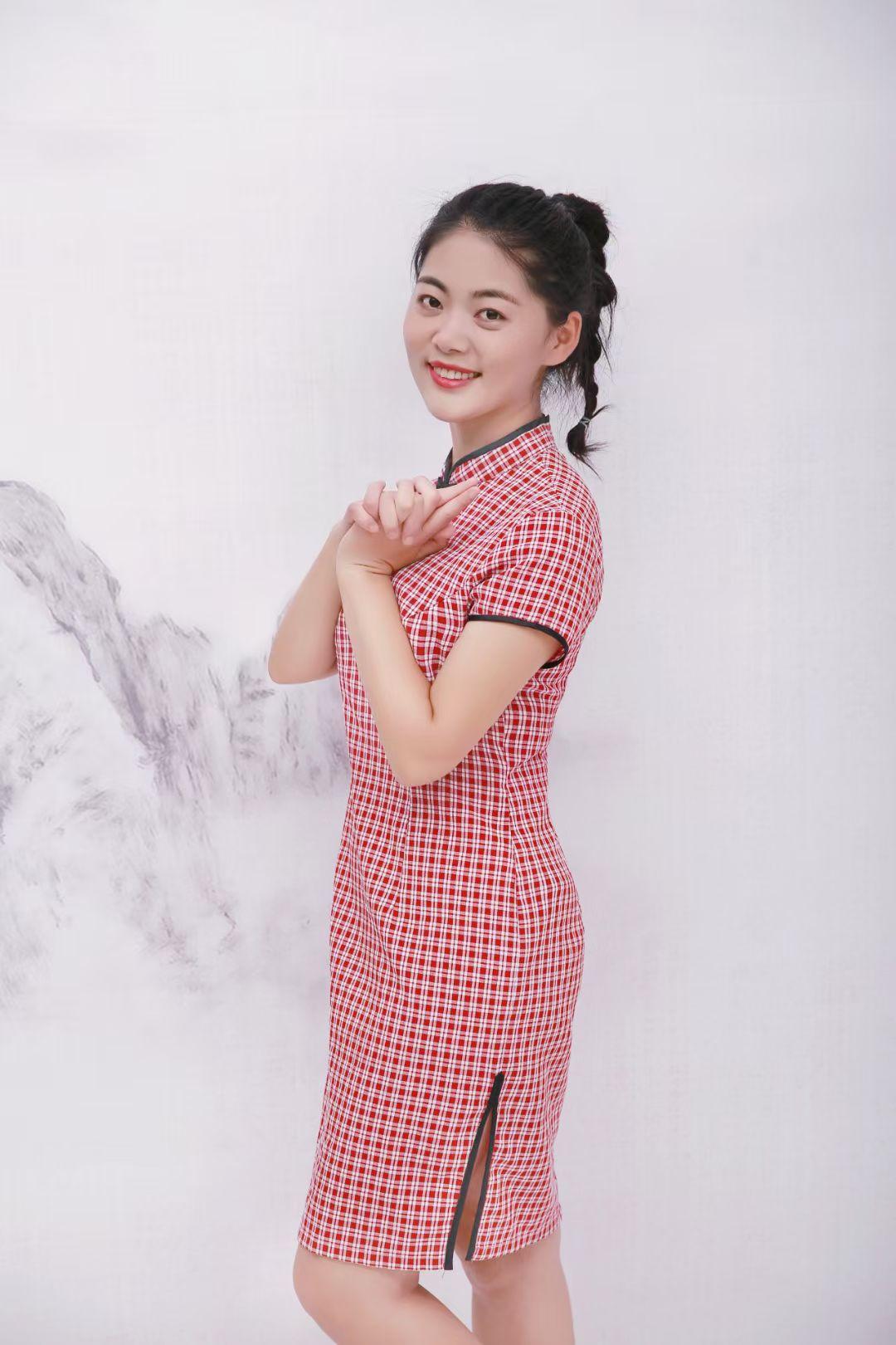 乡村小乔可是乡村美食博主里的佼佼者。她的视频主打乡村生活和美食制作，特别接地气。