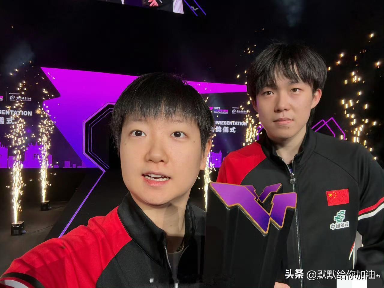 “莎头”合照：这个细节必须批评王楚钦

大头真是直男。
两人拍合照，怎么能让莎莎