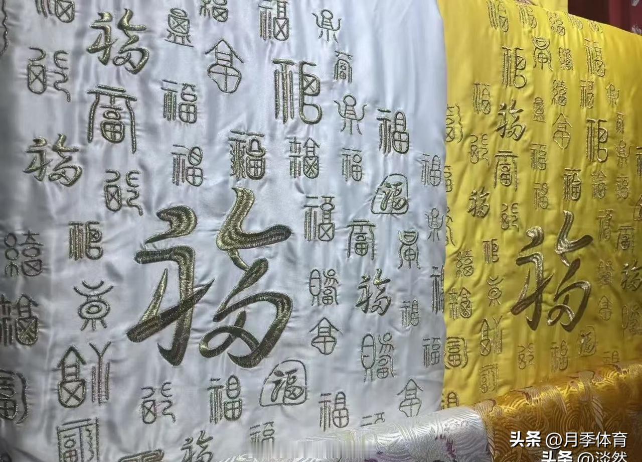 丧礼上，母女抹着口红被轰出门。
黑衣裹身，脸涂得白，唇抹得艳。
高跟鞋敲地，喇叭