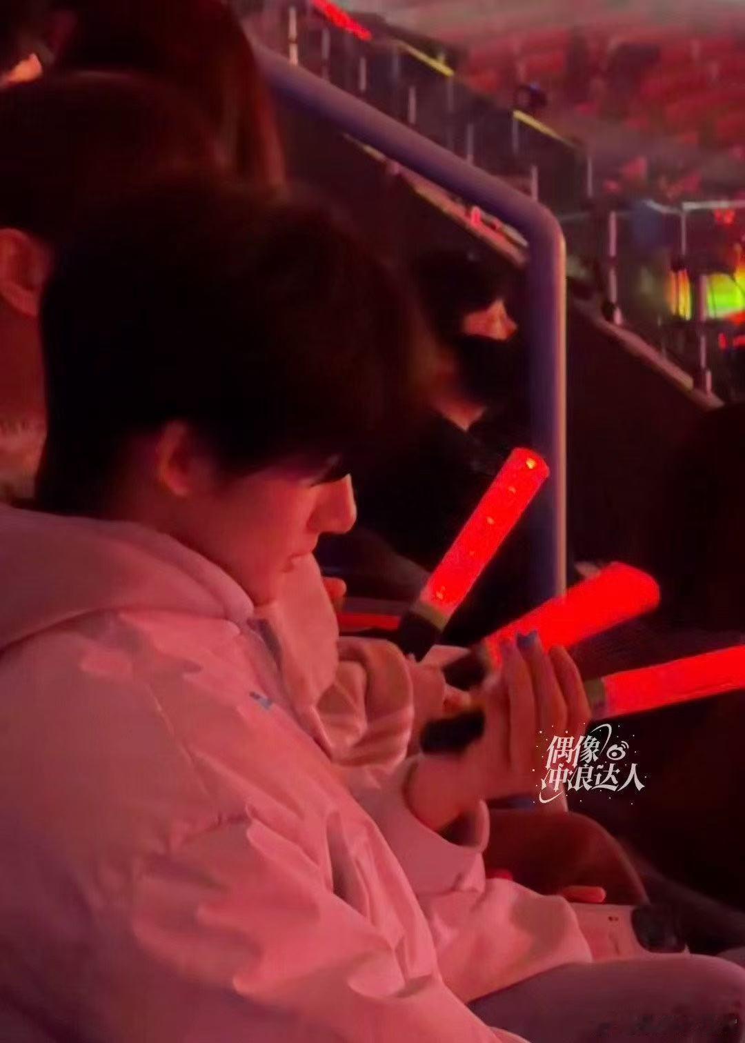 在张杰演唱会偶遇余宇涵 演唱会现场碰到余宇涵，没有架子就像普通观众，挥着荧光棒超