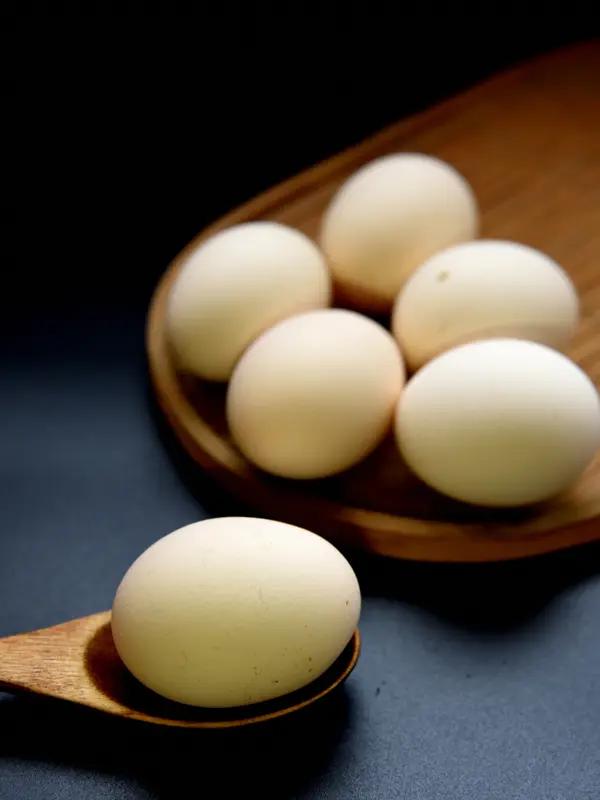 有人回娘家时，咬咬牙买了两盘鸡蛋和一盒草莓，加起来还不到一百块钱。一家三口在娘家