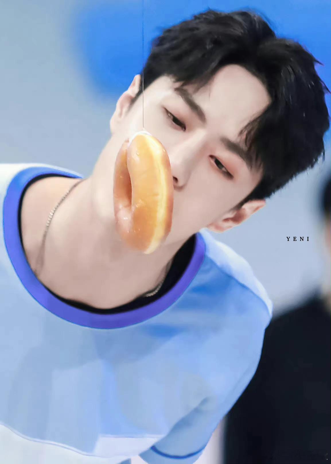 来个甜甜圈，一天都活力满满的！mua！ ​​​