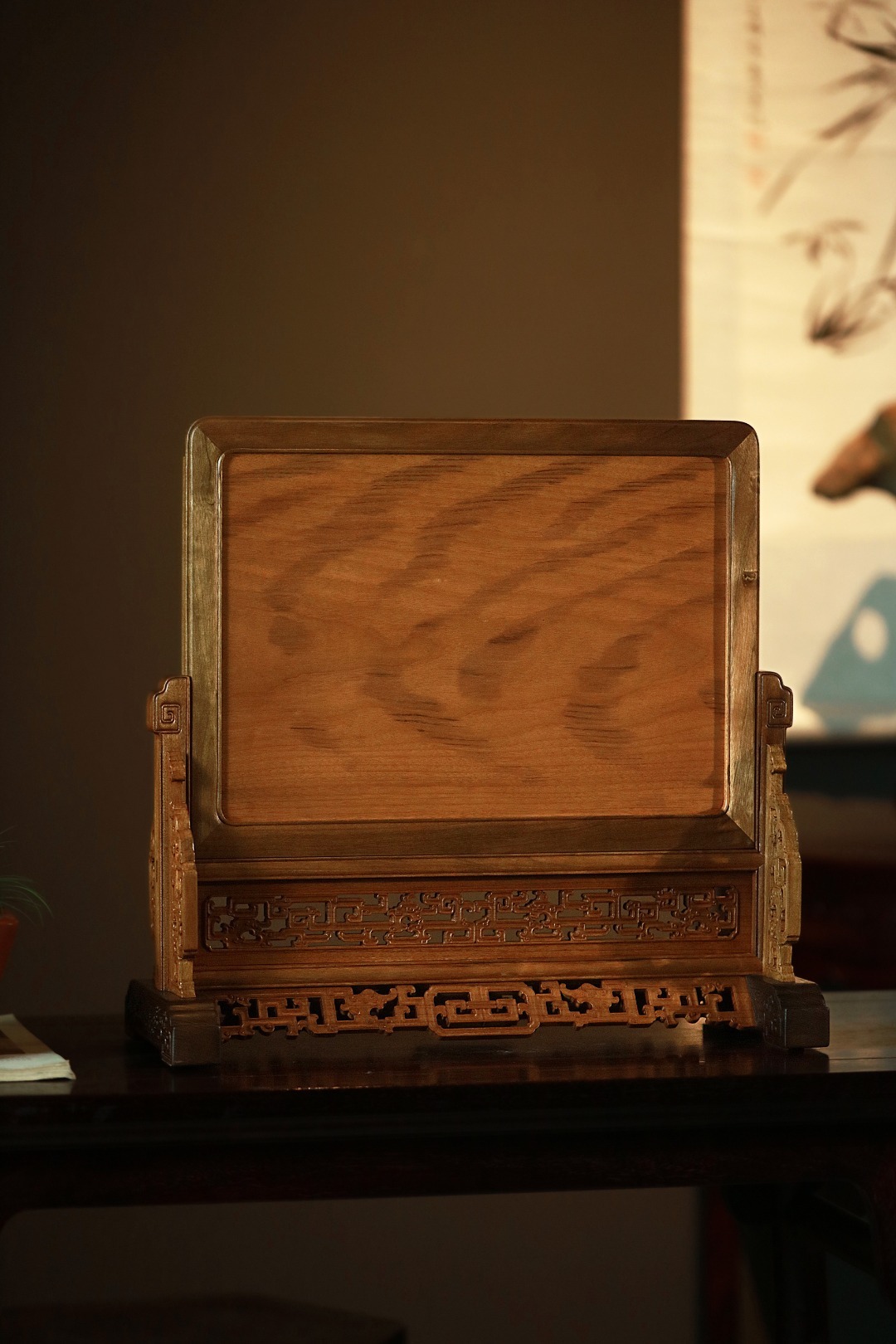 金丝楠 | 拐子龙纹·插屏取拆房金丝楠老料制，料子稳定，一木一器，屏座镂空雕刻，