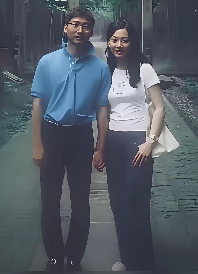 这是演员陈数和钢琴家丈夫赵胤胤在杭州游玩时留下的珍贵同框照，两人一身放松的出行装