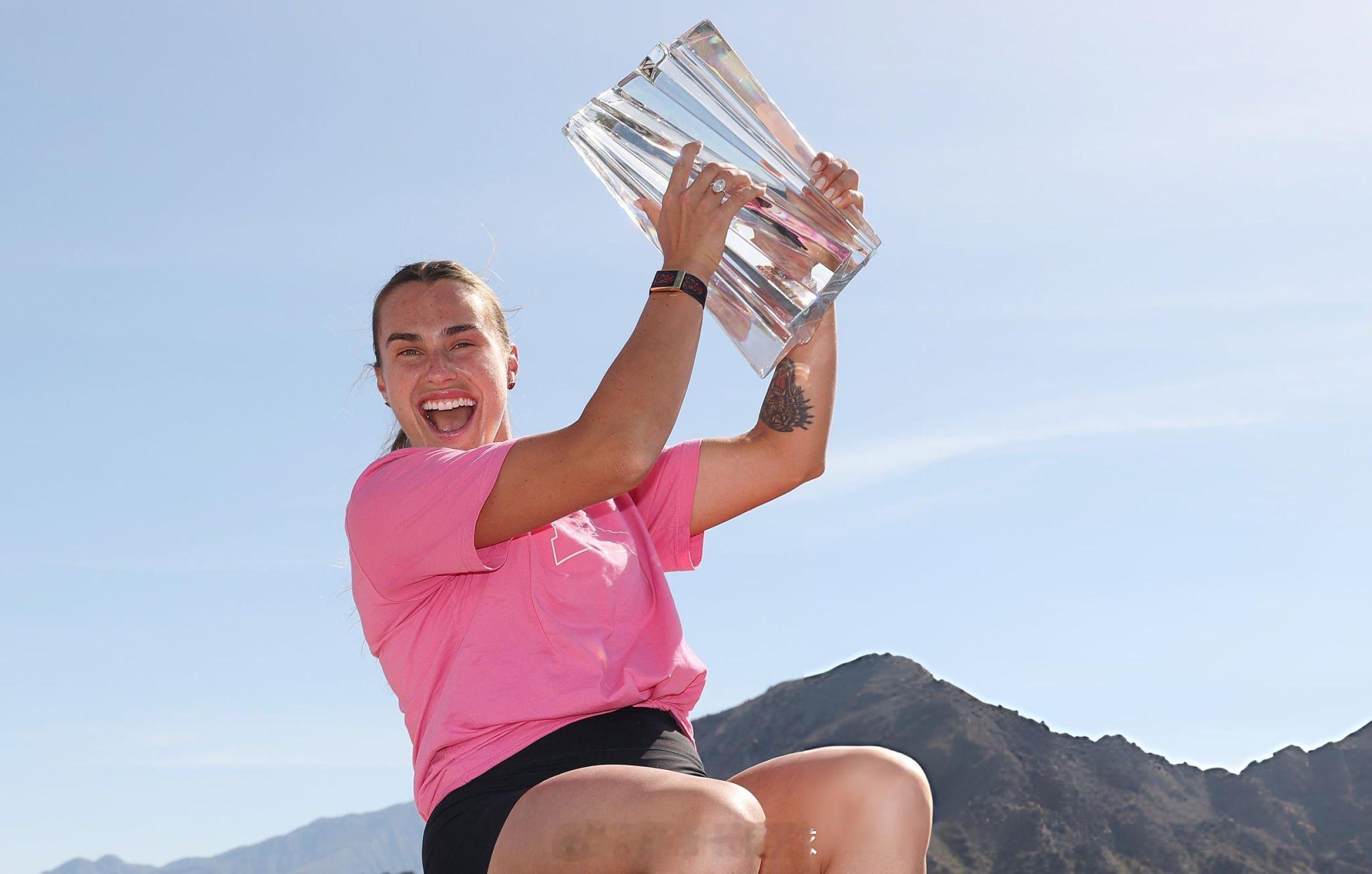 🏆冠军捧杯18图：2026WTA1000印第安维尔斯赛——萨巴伦卡萨巴伦卡首夺