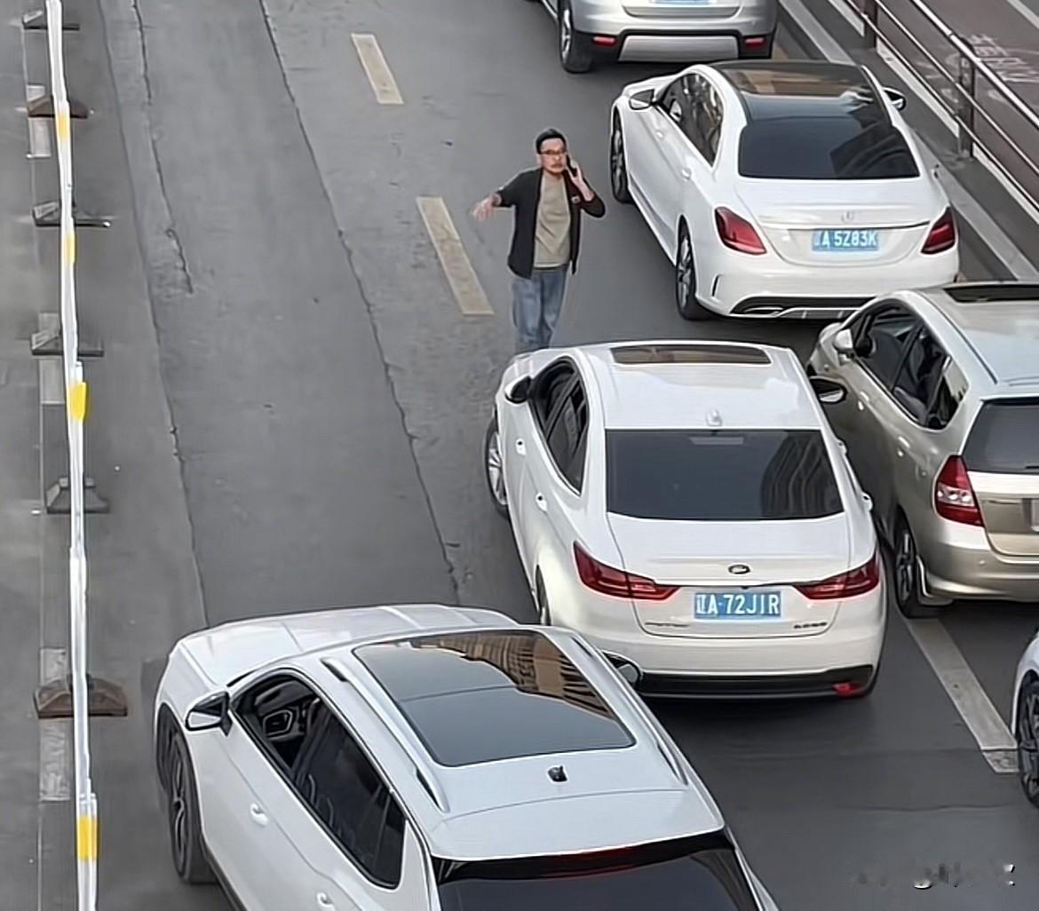 这么厚脸皮且嚣张的人还是少见！9月18日，辽宁沈阳一名白色轿车的司机突然把车停在