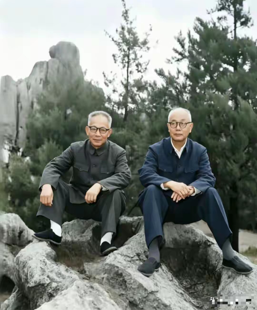 1977年，李大钊之子李葆华与陈丕显在云南石林合影。 