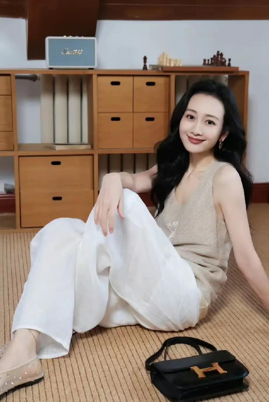 王鸥的私服好戳我！针织背心+飘逸白阔腿裤，慵懒温柔，松弛感直接拉满。
简简单单的