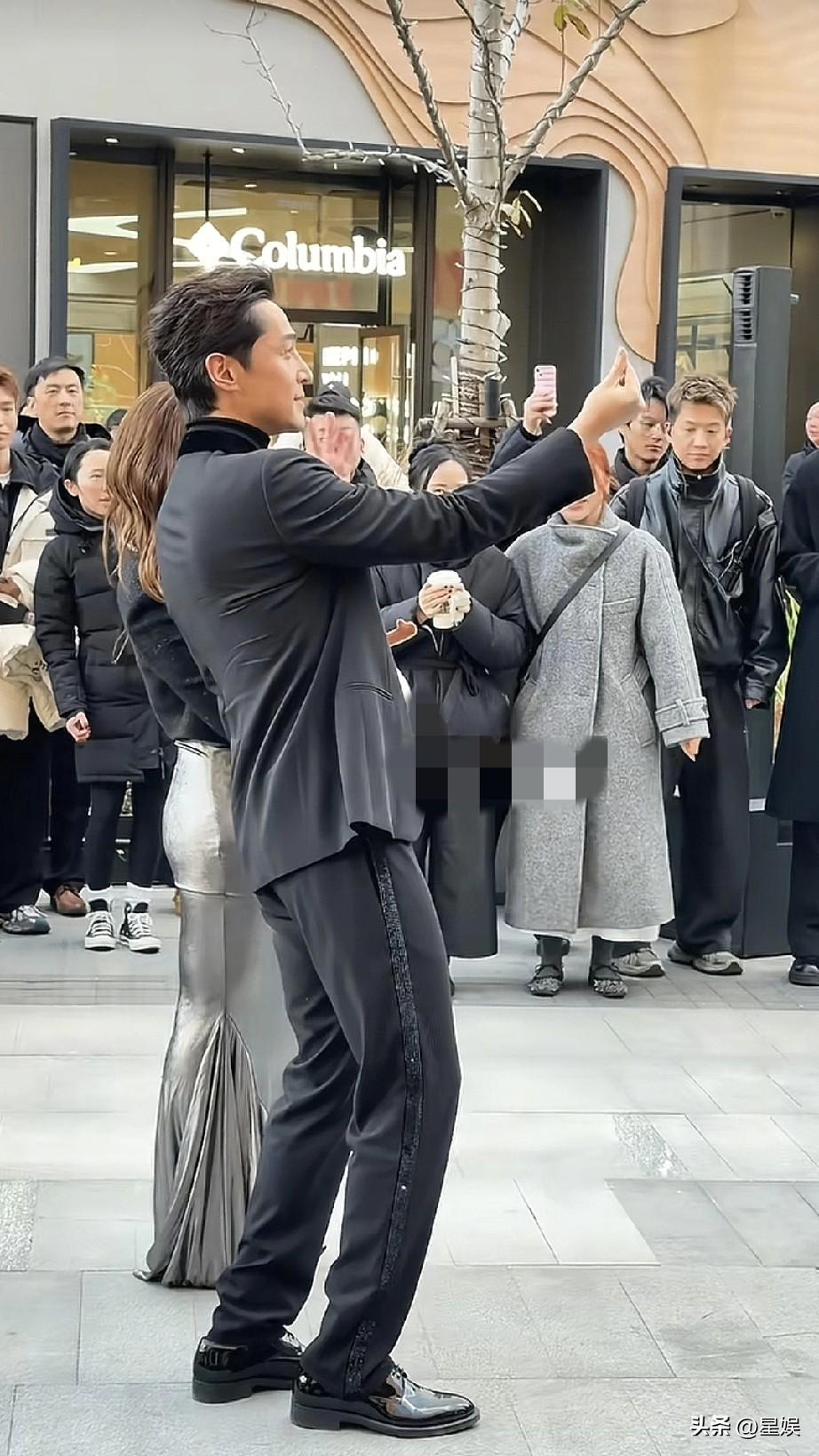 胡歌门店前街拍