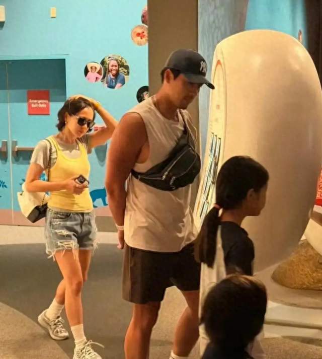 孙艺珍玄彬遛娃，3岁儿子身材结实个头高，偷捏妈妈胳膊肉好可爱