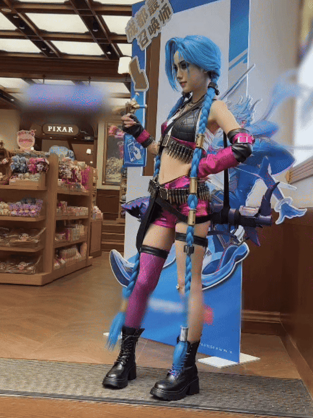 成都春熙路电竞氛围感拉满这些coser真神了 谁懂啊！刷到现场视频直接原地跺脚，