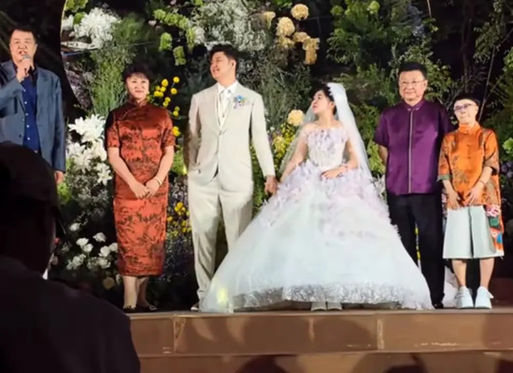金龟子女儿补办婚礼，金龟子穿短裤被吐槽，王宁单手插兜送孩子被吐槽表情太随意！ ​