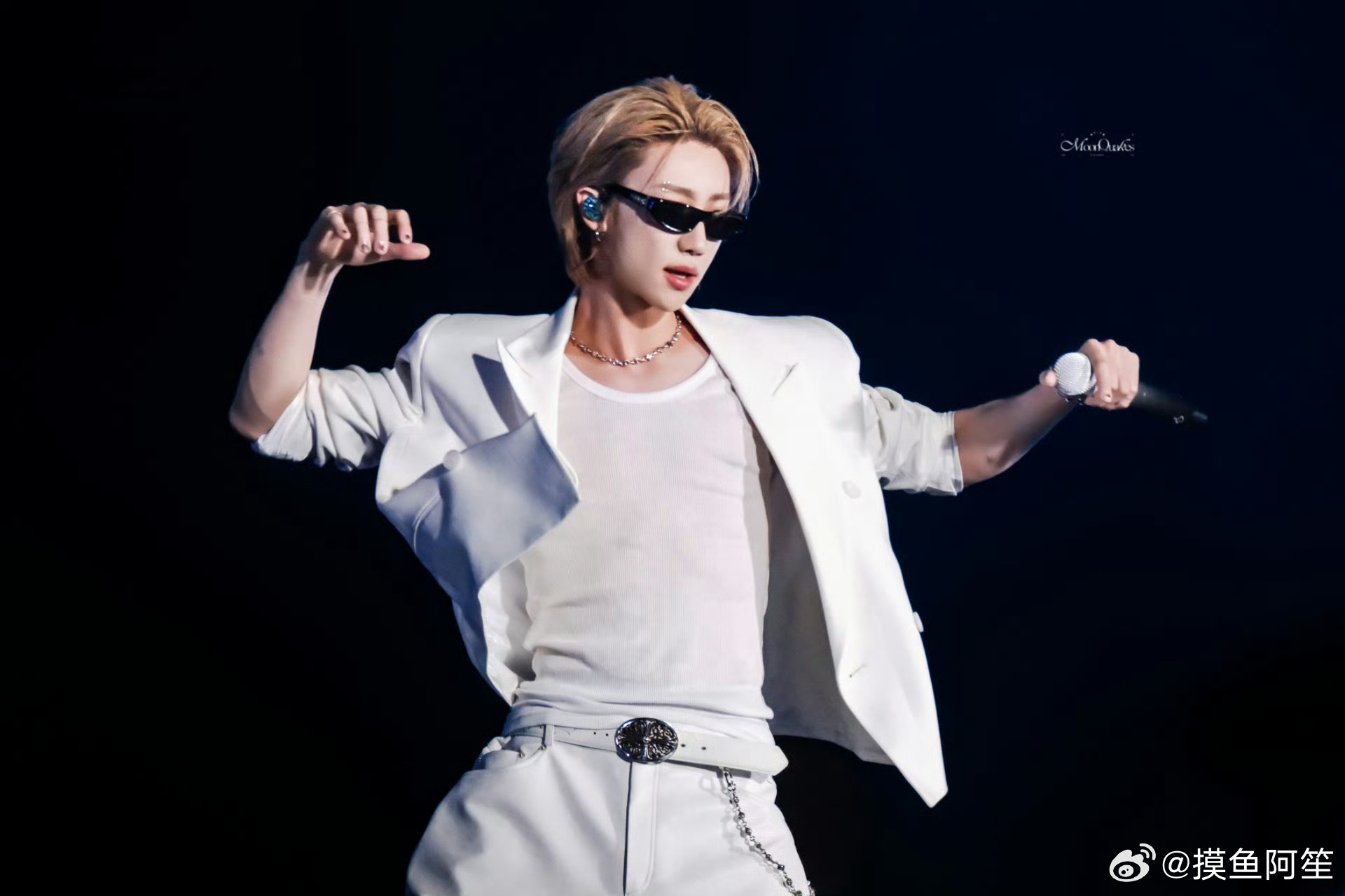 徐明浩今日香港演唱会饭拍合集，简直是金发小王子啊，每个造型都好看，集潮酷帅于一身