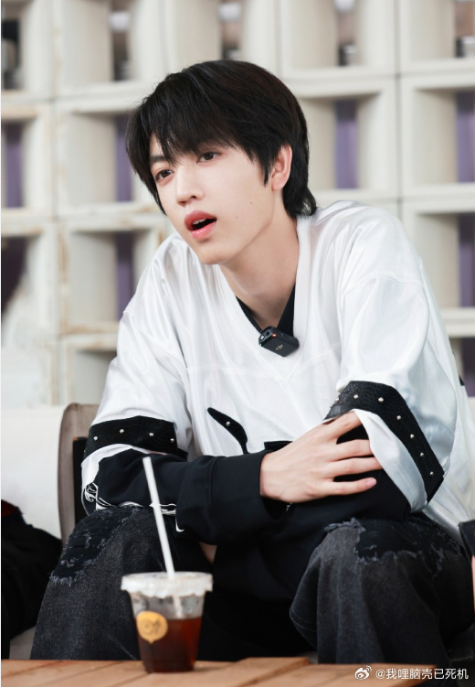 张桂源白日研究所花絮照张桂源顺毛叠穿清爽气  张桂源白日研究所花絮照，张桂源顺毛