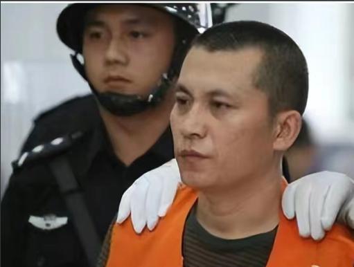 他是“监狱海王”王东，2014年，因为给狱警戴了绿帽子，而被举报，一查之下众人才