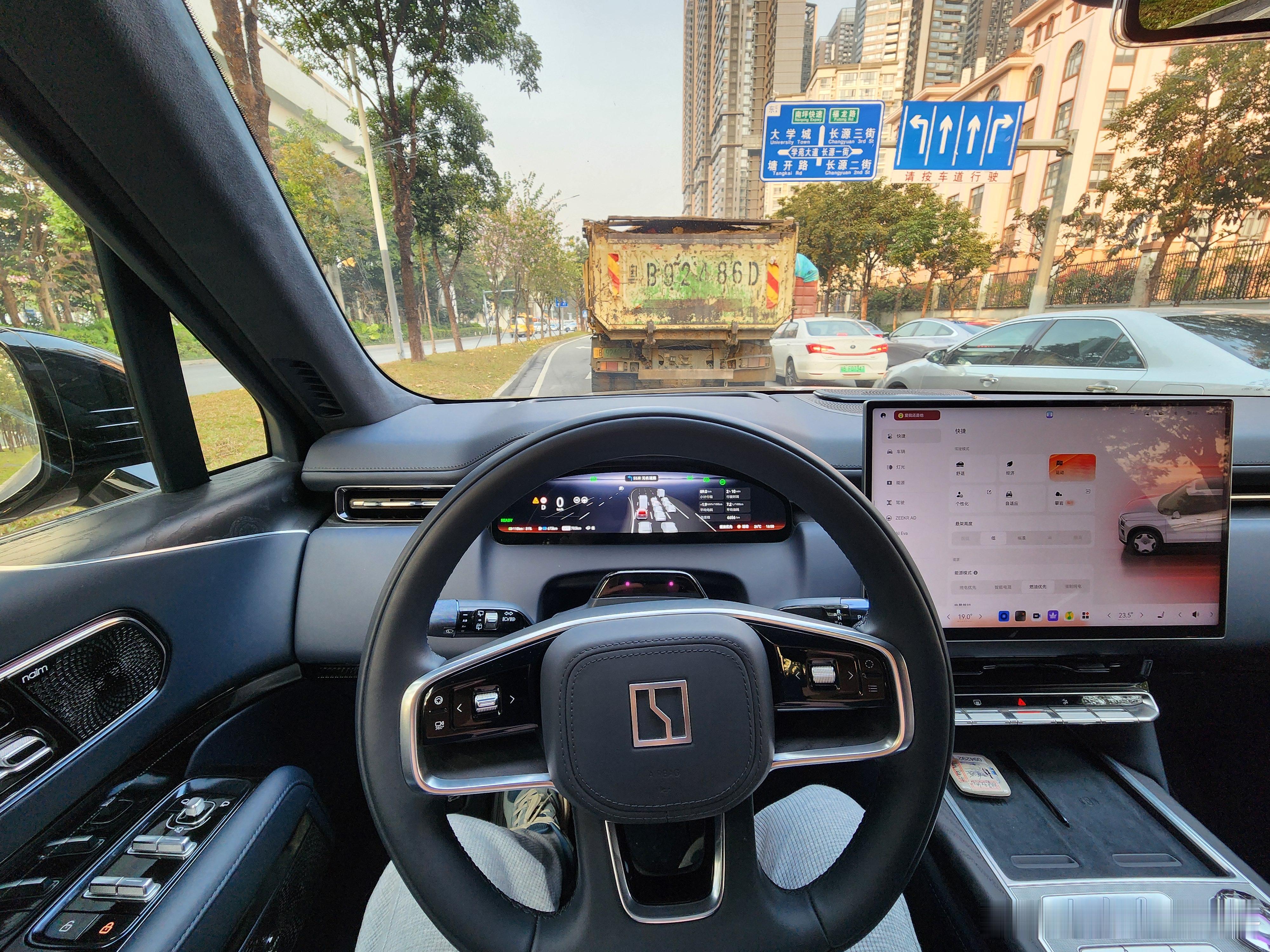 1、完全不同于现在的普遍船感的 SUV，能把路面细节处理得如此清晰2、静谧性配合