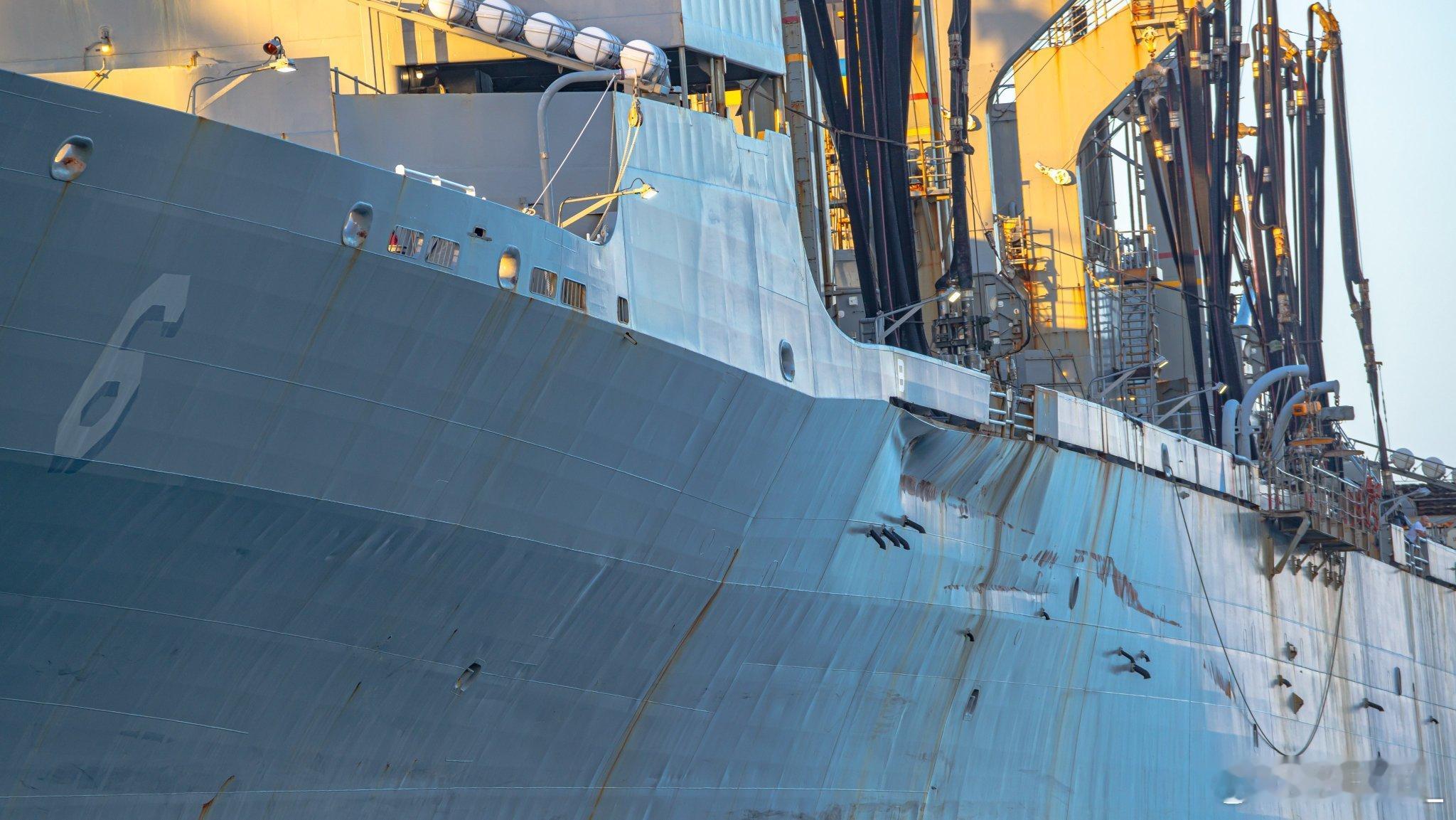 美国海军“供应”号补给舰在准备航行补给时，被“特鲁克斯顿”号驱逐舰撞击，舰体受损