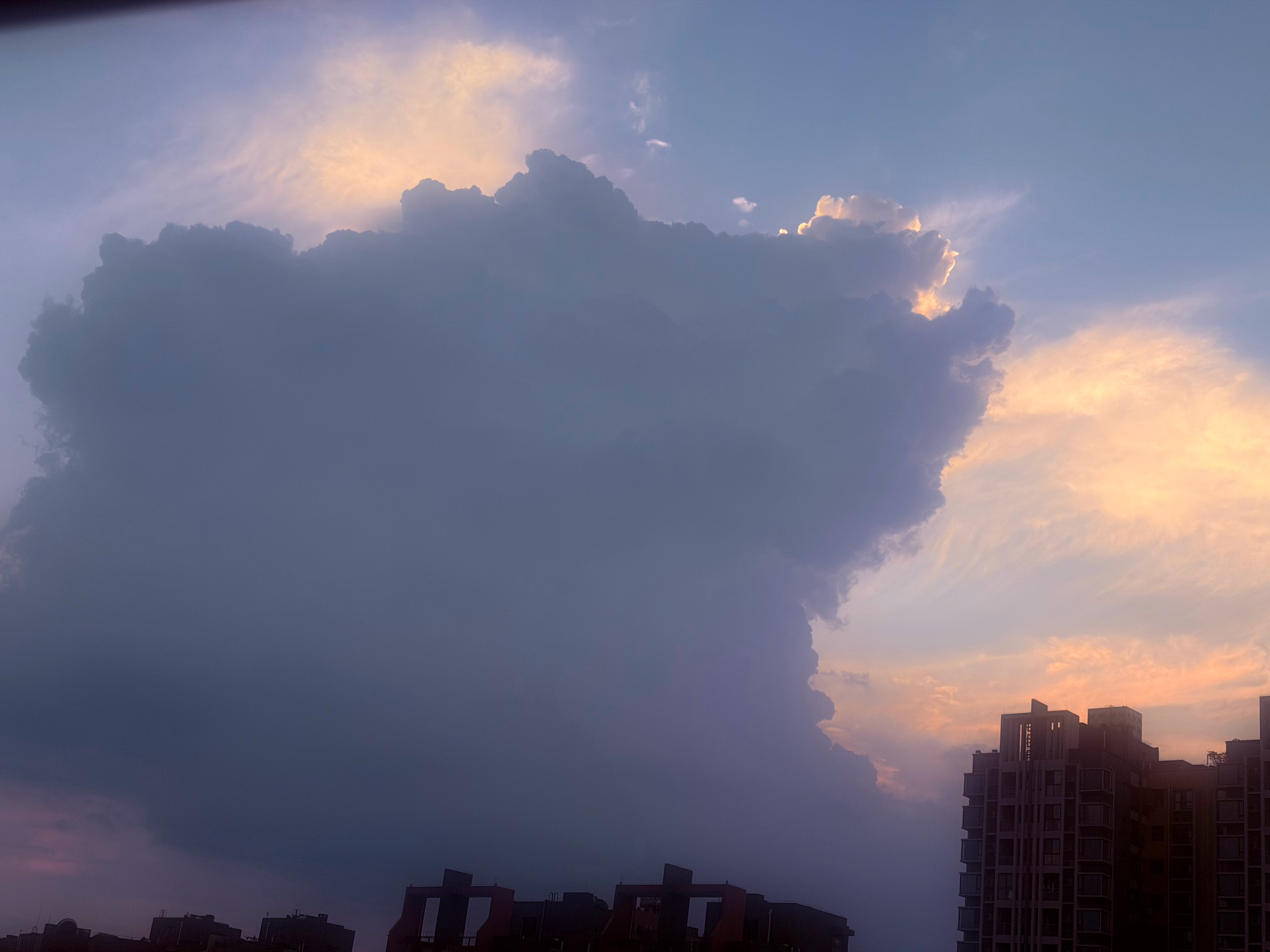 天空是最好的调色盘夕阳是最会的色彩大师 