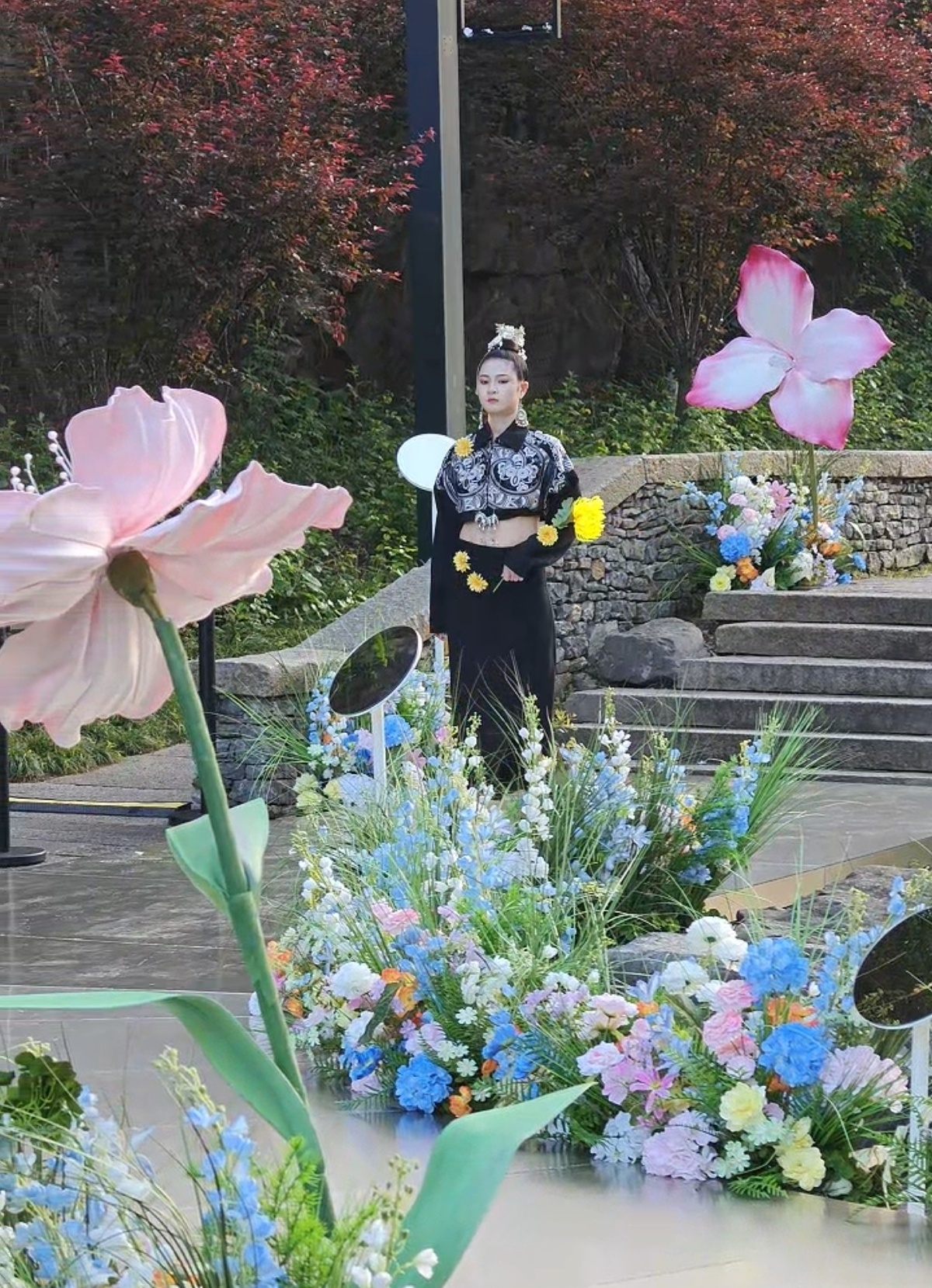 贵州村寨惊现十二花神震惊路人 贵州乌江寨花神秀惊艳全网，出行住宿就选美团酒店。联