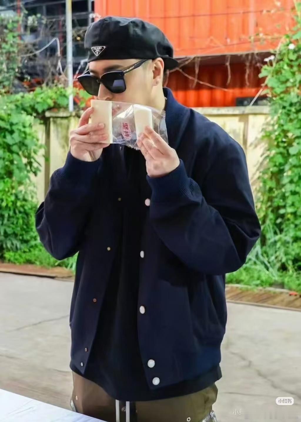 潘玮柏刘维就差把盘子舔干净百厨大战百厨大战餐桌上欢乐不断，刘维嘴上讲着冠冕堂皇的
