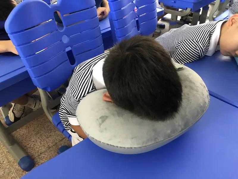 我超爱睡午觉！《2022中国国民健康睡眠白皮书》显示超7成人有午休习惯。年轻时我