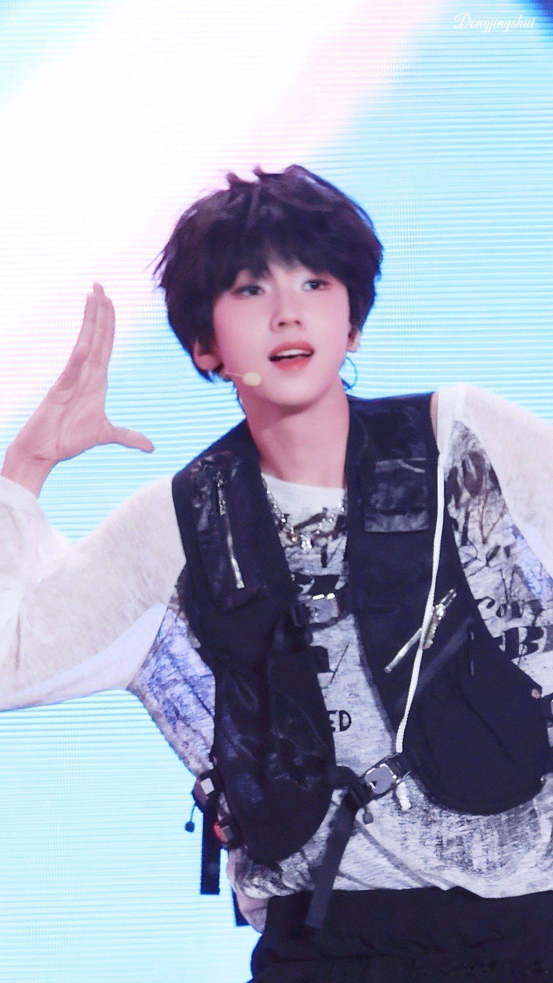 聂玮辰的衣橱像哆来A梦 家人们快瞧！聂玮辰的衣橱就像哆来A梦的宝藏天地，机能风、