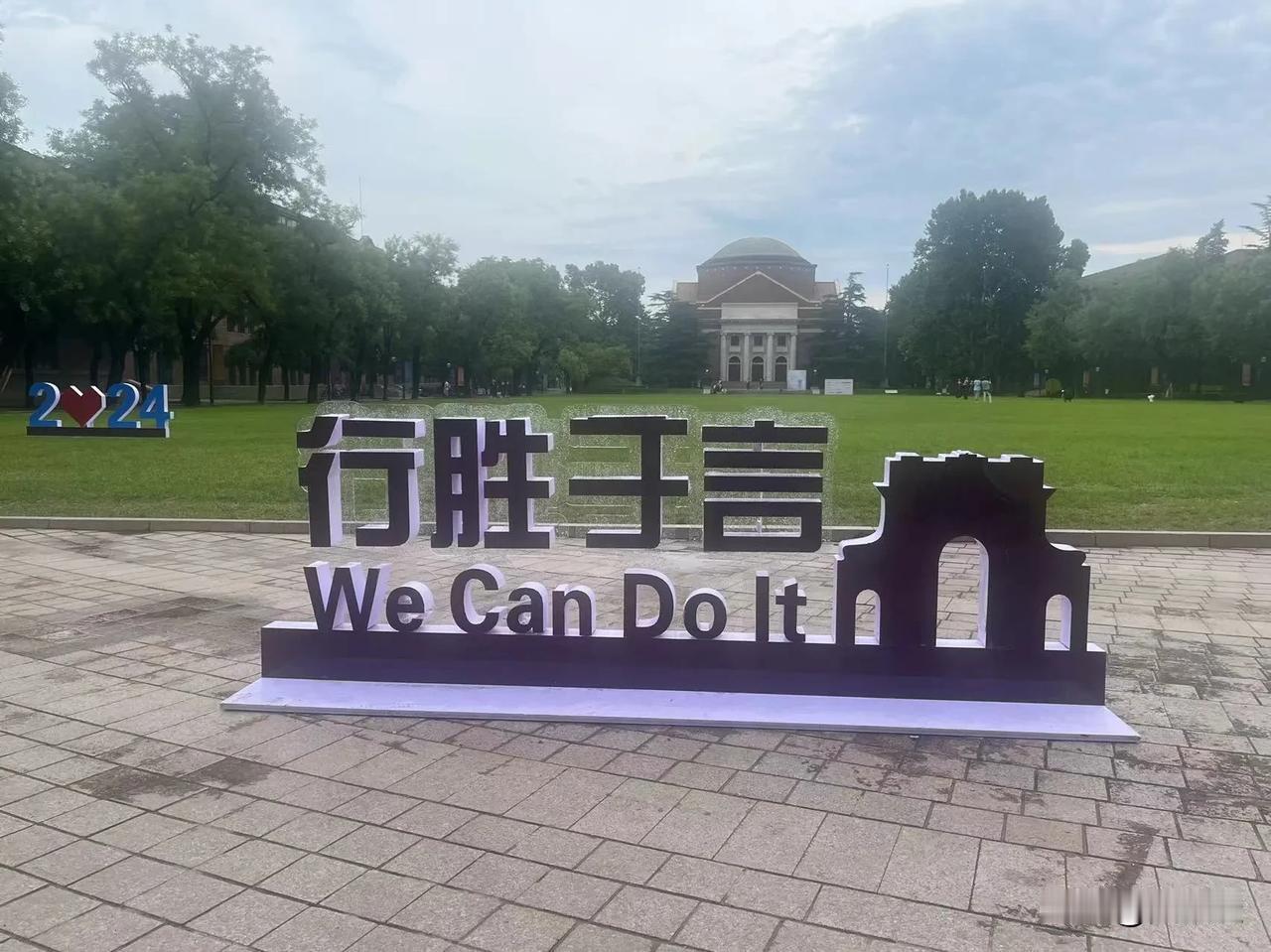 去年比较遗憾的事情是手头有套房子
没卖出去
去年比较幸运的事情是没有贷款
换一套