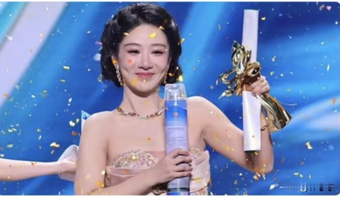现在内娱90后女演员好像只有杨紫正八经的在走实力路线，不停的尝试各种类型的剧本。