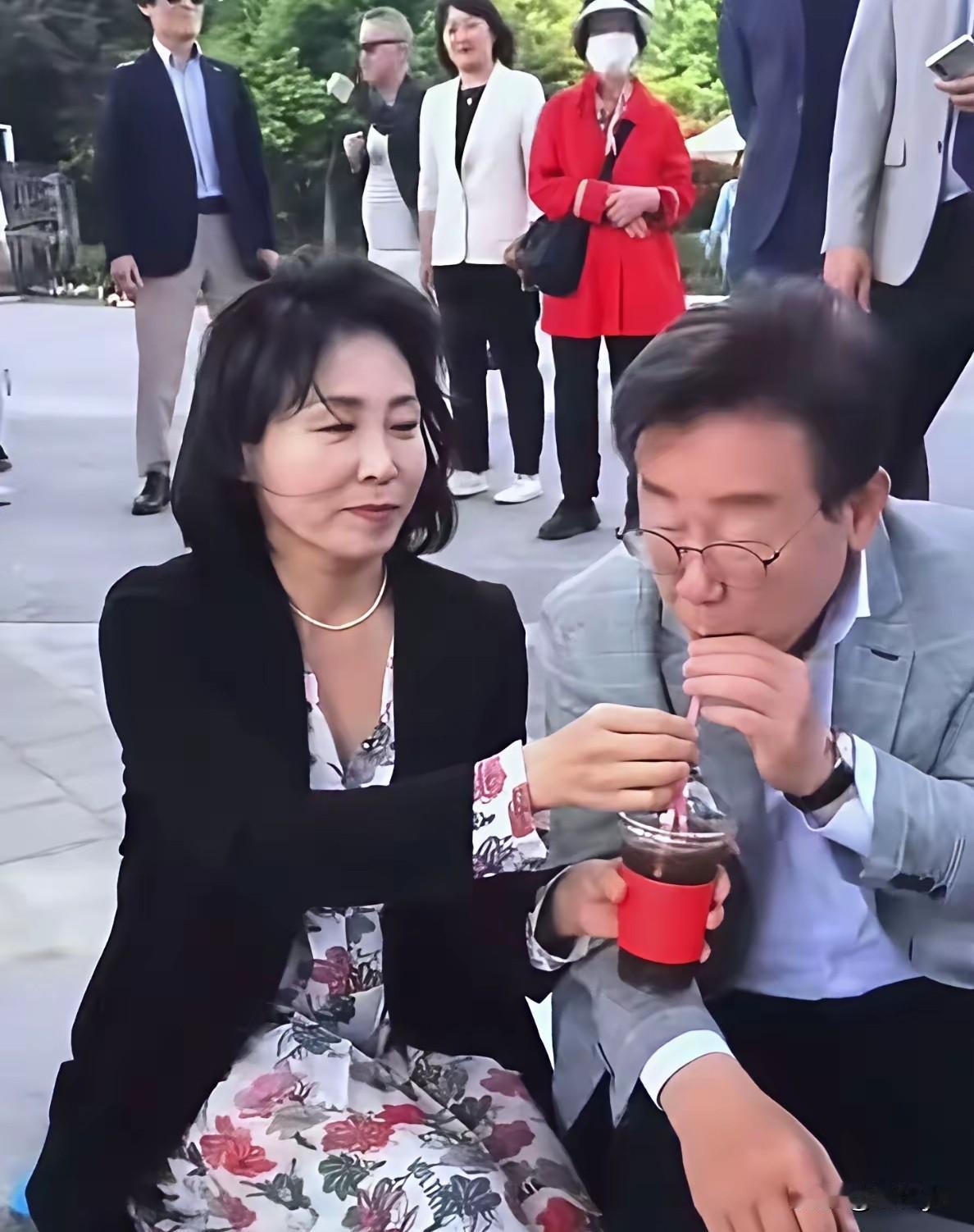 韩国总统李在明和夫人在公园里休息，一起喝饮料的画面，太美了！
这对总统夫妇太接地