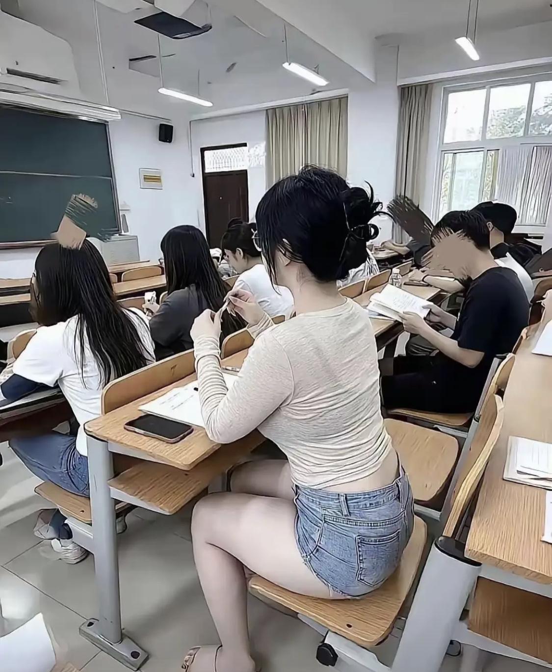 在家长会这样的场合，这样的穿着合适吗？[捂脸]