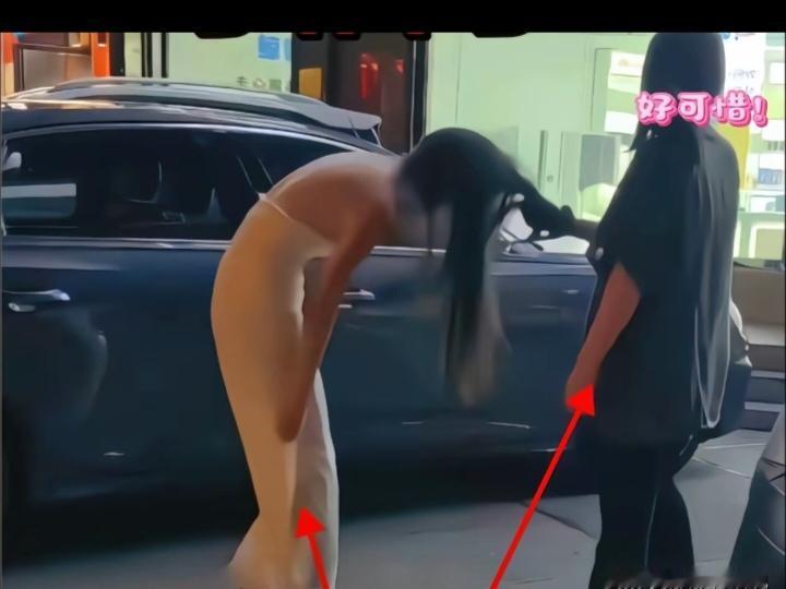 湖南那位原配揪着小三头发的照片，看得人心里发毛。那哪是愤怒，那是心死透了后的麻木