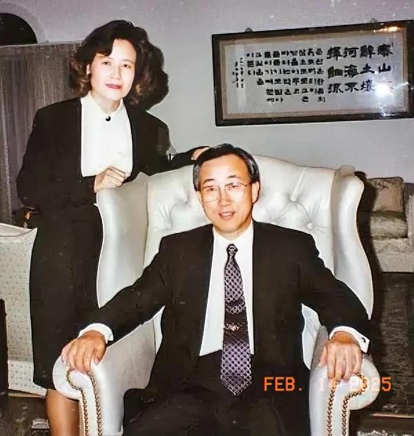 1992年
这是前联合国秘书长韩国籍的潘基文先生和夫人柳淳泽在家中合影。