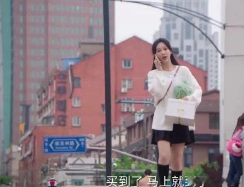 一手西瓜，一手蛋糕，这能提的动？ ​​​
