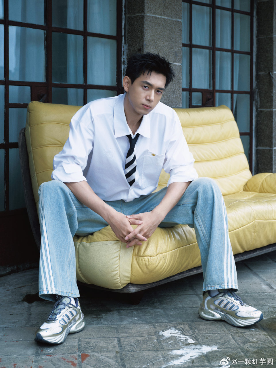 李现 直播造型有！！沃德妈呀，男大！那个穿白衬衣的帅气学长[爱你][爱你][爱你