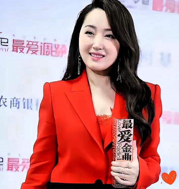 杨钰莹的歌，小时候谁没听过，《轻轻地告诉你》《我不想说》，那时候，大街小巷，放的
