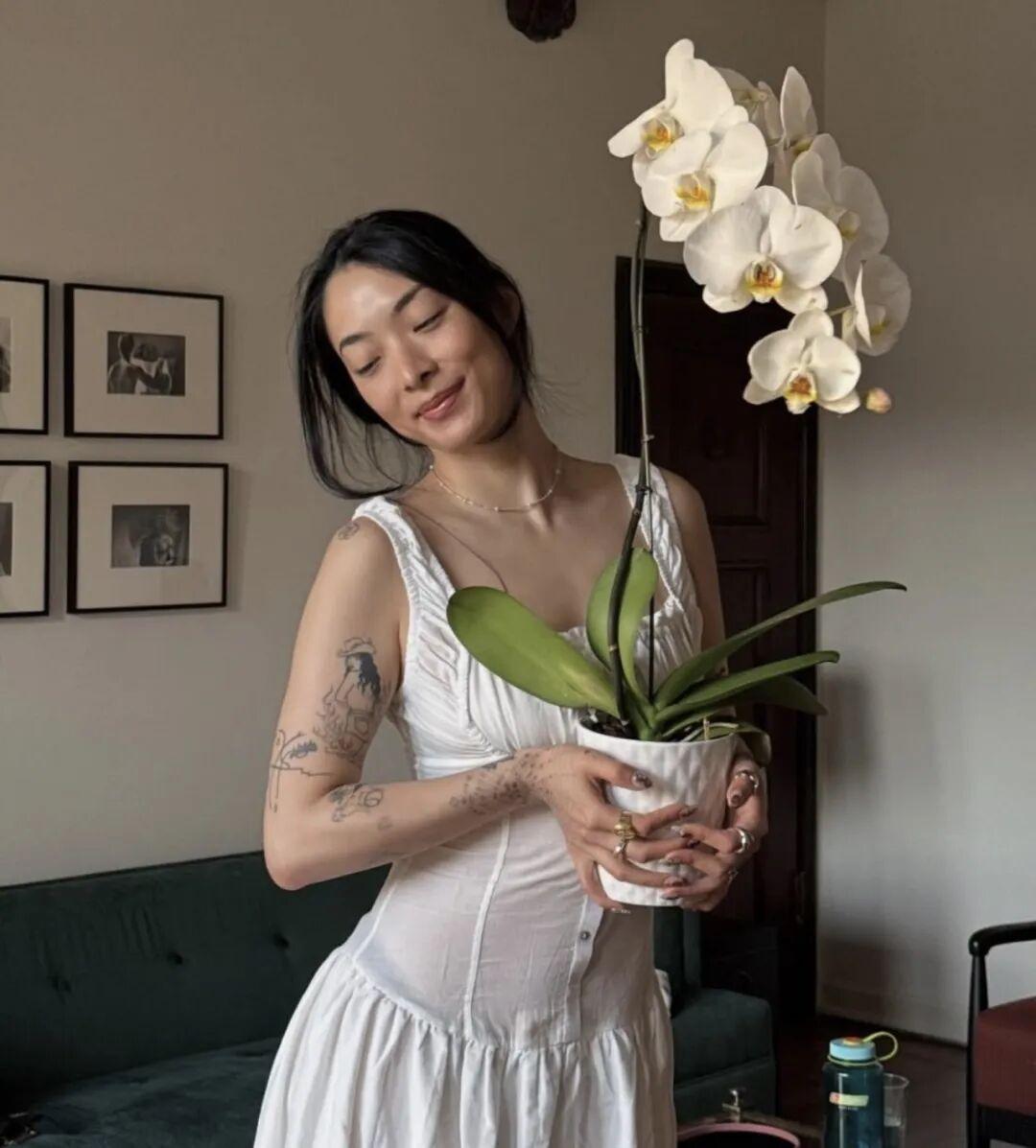 艺术家Rina Sawayama（泽山璃奈）与英国音乐产业规则的博弈史。2020