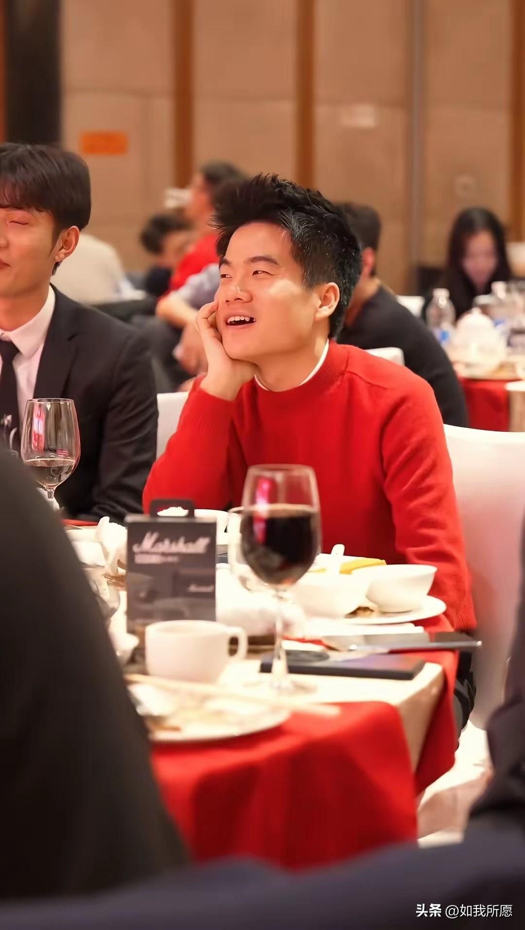 如果你把董宇辉
当成一个普通的带货主播，
那就太小看他了。

当年他被“分家”出