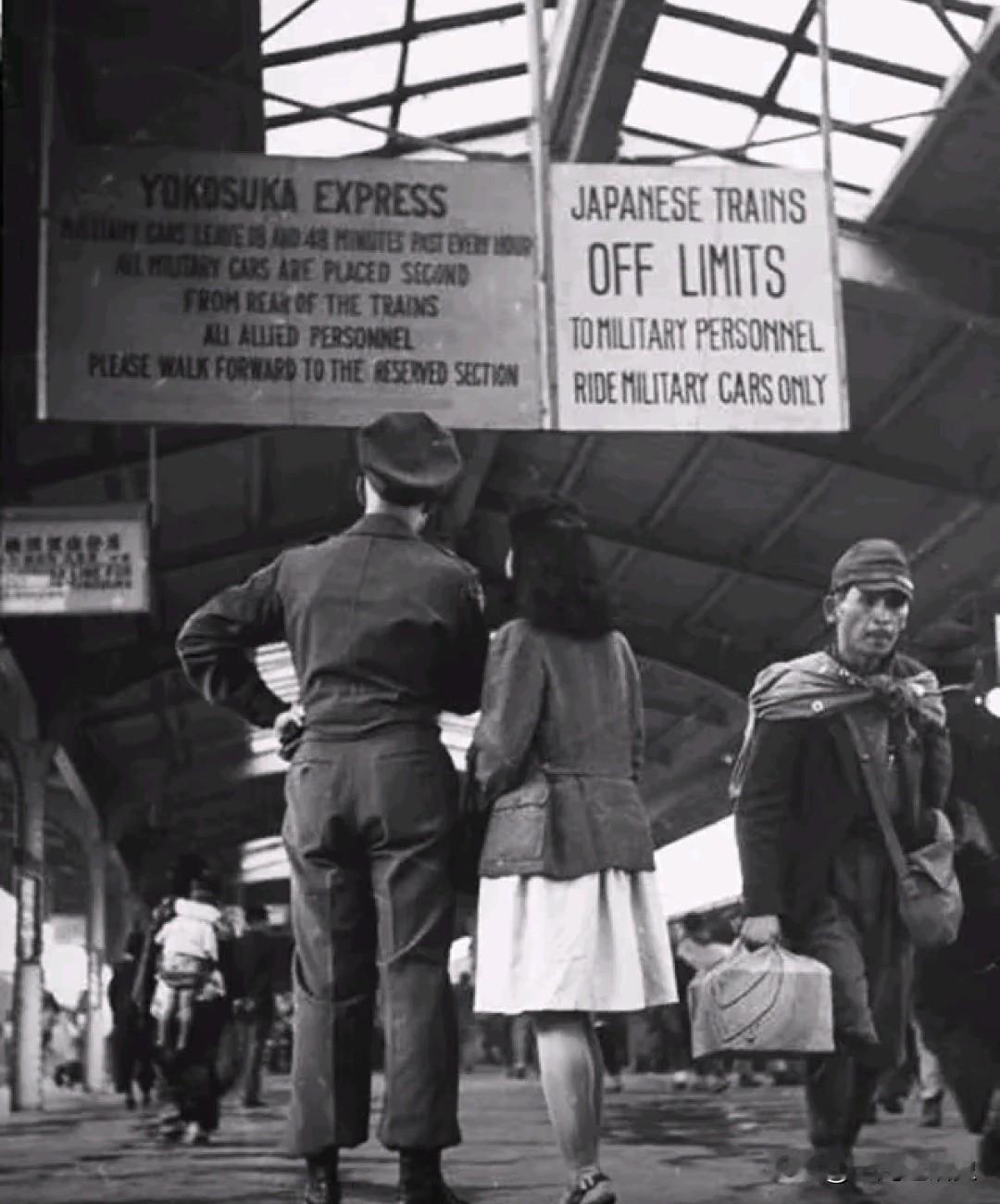 1946年，日本东京，一个美国士兵和他打扮入时的日本女友在车站准备登车，一个日本