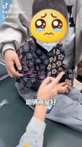 近日，辽宁沈阳，一宝宝害怕打针，一儿科护士先开始和宝宝“商量”，宝宝听了她的一番