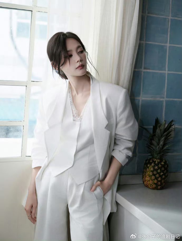 李一桐芭乐妆李一桐把芭乐色化在脸上李一桐这芭乐妆好绝，粉嫩不荧光，搭配水光肌像刚